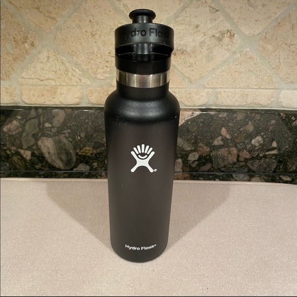 Hydro Flask Standard Mouth with Sport Cap 21 oz in Black - Picture 1 of 5